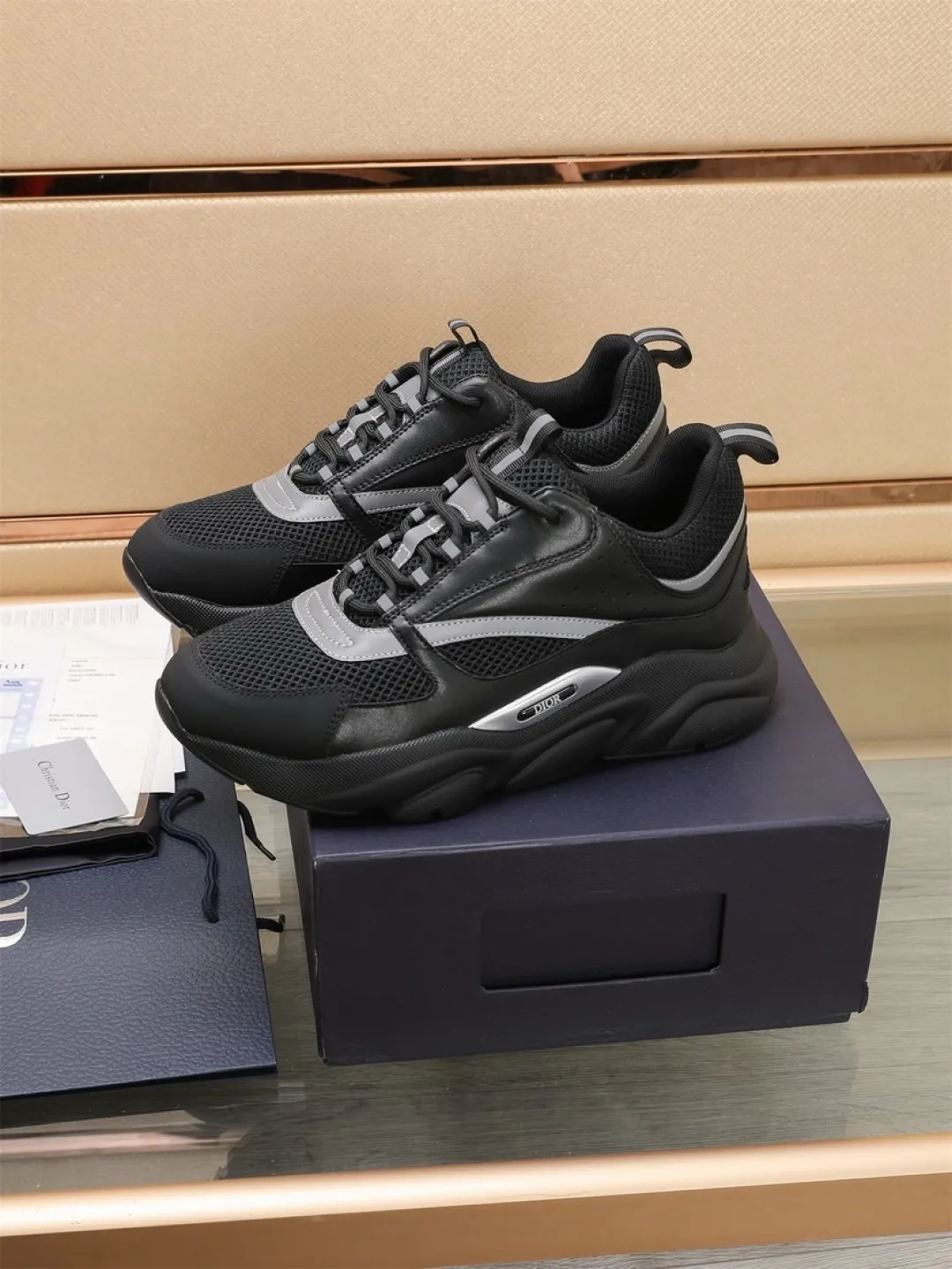 Men's shoes 💰P460💰【Dior】Dior✨ is online at the same time👏 This casual sneaker is a new product in the series and continues Di*r's classic style. The upper is made of original mesh and cow leather, with a two-color textured outsole, and the brand's iconic details on the rear collar and heel to enhance the style. Fashionable and versatile. Wear it with jeans or slacks for a casual look. Size: 38-44 (45 customized)